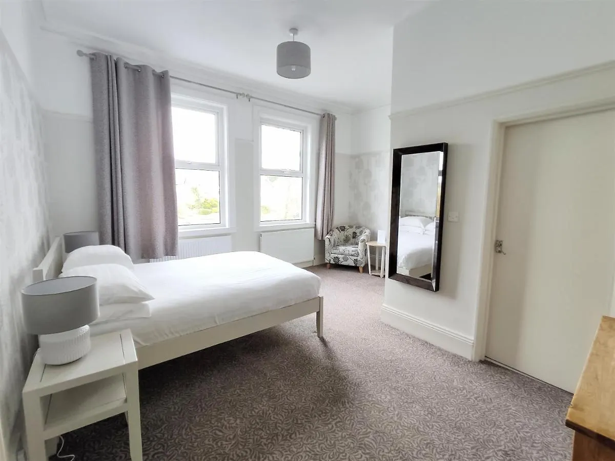 Woodcote Hotel Hooton 3*,